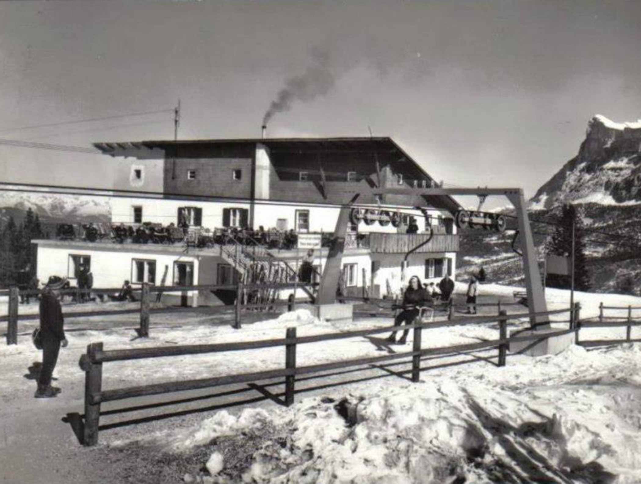 Geschichte - alter Sessellift im Winter in Gadertal | Hotel Störes