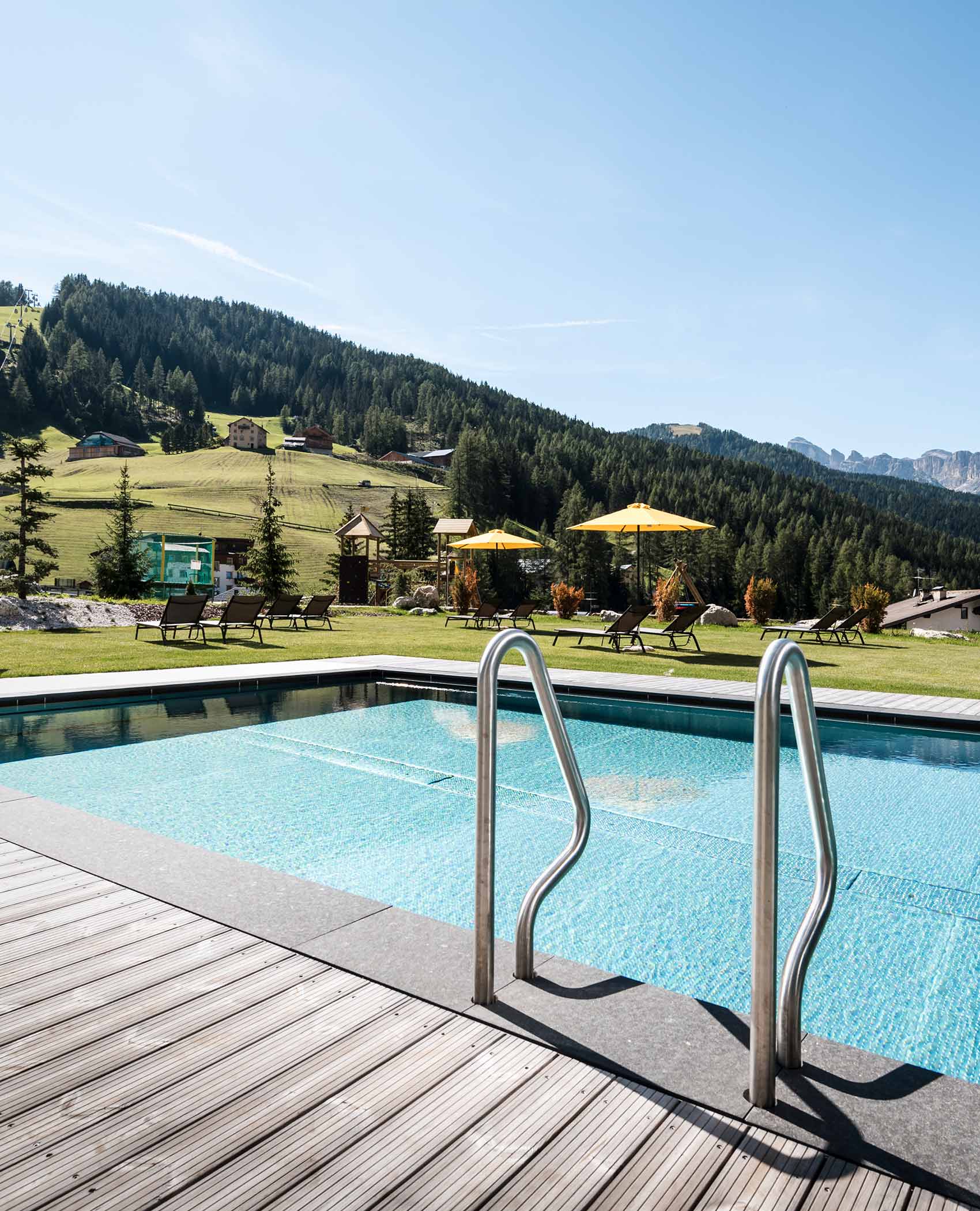 Schwimmbad mit Liegewiese | Hotel Störes
