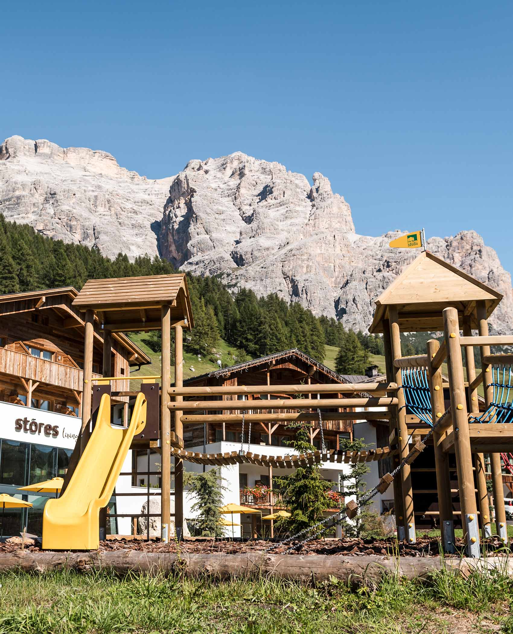 Spielplatz vor dem Hotel im Sommer | Hotel Störes