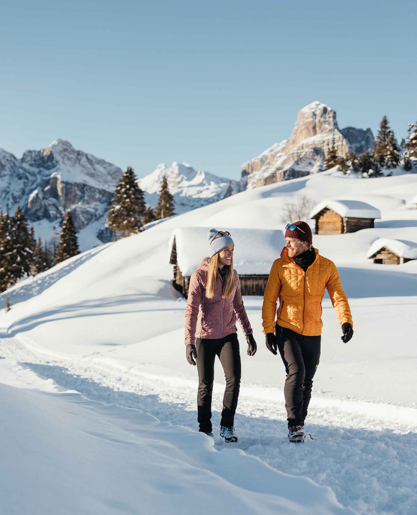 Winterwanderung Paar in einer Schneelandschaft | Hotel Störes